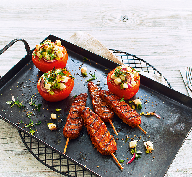 Veganer Fischstäbchen Hotdog mit Remoulade, Gurkensalat und selbstgemachten Röstzwiebeln