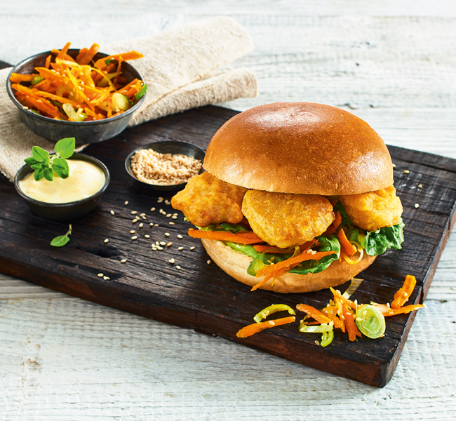 Green Legend Vegane „Fisch“-Burger mit Möhren-Tabouleh und Orangen-Mayonnaise