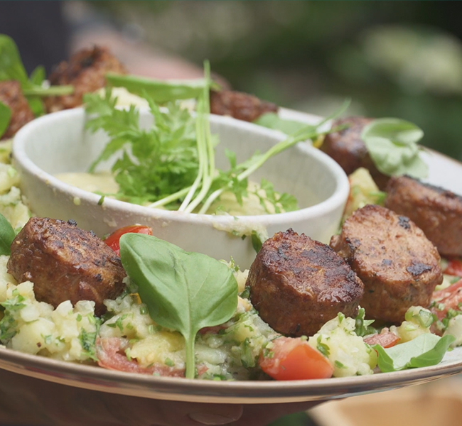 Green Legend Vegane Fleisch Mini-Frikadellen mit einem Kräuter-Kartoffelsalat