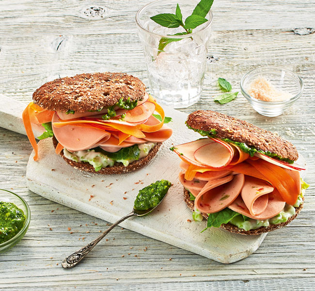 Green Legend Sandwich Waldorf-Art mit veganer Mortadella und selbstgemachtem Walnuss-Pesto