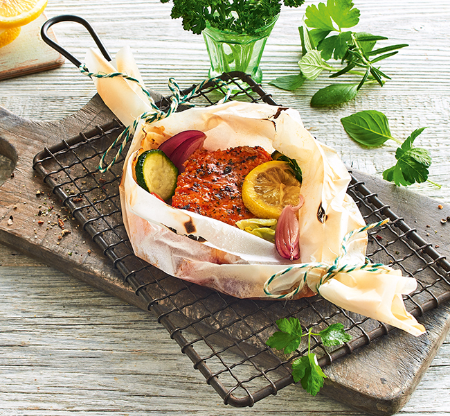 Veganer Fischstäbchen Hotdog mit Remoulade, Gurkensalat und selbstgemachten Röstzwiebeln